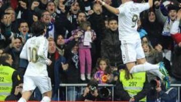 <b>H?ROE COPERO. </b>Benzema festej車 por todo lo alto el gol que culminaba la remontada. Fue el tanto 500 del Madrid en el Bernab谷u en 180 partidos de Copa.