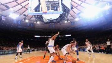 Un partido entre los New York Knicks y los San Antonio Spurs en el Madison  Square Garden.