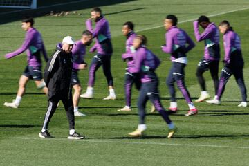 Ancelotti dirige el último entrenamiento del Madrid.