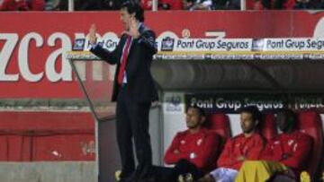 El entrenador del Sevilla, Unai Emery (i), da instrucciones a sus jugadores durante el partido de Liga ante el Athletic de Bilbao que están disputando esta noche en el estadio Sánchez Pizjuán, en Sevilla.