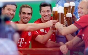 Los jugadores del Bayern Munich realizaron una sesión de fotos con vestimenta tradicional y cerveza.