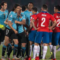 Las 7 polémicas más grandes en partidos de Chile y Uruguay