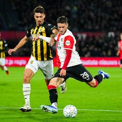 Santiago Giménez anota en el Feyenoord vs Vitesse
