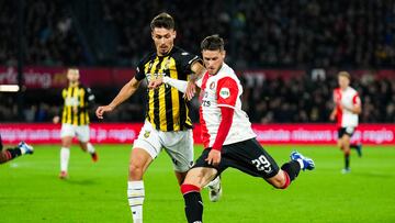 Santiago Giménez anota en el Feyenoord vs Vitesse