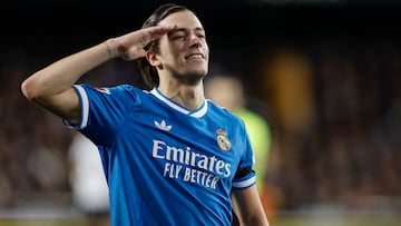 Carreras celebra tras marcar ante el Valencia.