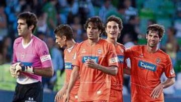 <b>CELEBRACIÓN. </b>Los jugadores del Recreativo de Huelva celebraron por todo lo alto en el césped del estadio Ruiz de Lopera la victoria por la mínima ante el Betis.