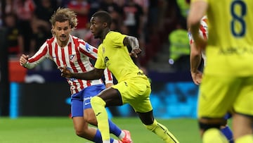Atletico Madrid's French forward #07 Antoine Griezmann (L) vies for the ball with Villarreal's Ivorian forward #19 Nicolas Pepe during the Spanish league football match between Club Atletico de Madrid and Villarreal CF at the Metropolitano Stadium in Madrid on September 13, 2025. (Photo by Thomas COEX / AFP)