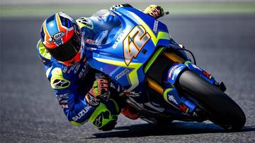 Álex Rins con la Suzuki en el test de Barcelona.