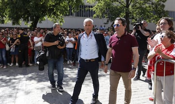 Pablo Blanco en la capilla ardiente de Jos Antonio Reyes en el estadio Snchez Pizjun.
