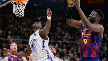 BARCELONA, 12/04/2026.-El jugador del Barça Y. Fall y el jugador del Surne Bilbao B. Bagayoko, durante el partido de la jornada 26 de la Liga Endesa de Baloncesto entre el Barça y el Surne Bilbao, este domingo en Barcelona.EFE/ Enric Fontcuberta