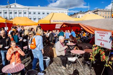 El Festival de la Cerveza Flotante en Finlandia, más conocido por su nombre finlandés Kaljakellunta ("kalja" significa cerveza y "kellunta" significa flotar), es un evento anual no oficial y totalmente único que se celebra en los ríos de las provincias de Uusimaa, cerca de Helsinki, y también en Oulu. Miles de personas se reúnen para descender un río (generalmente el río Kerava o el río Vantaa en Uusimaa) en todo tipo de embarcaciones inflables: desde sencillas balsas y colchones hinchables hasta construcciones más elaboradas y barcas. La gente lleva su propia cerveza y otras bebidas para disfrutar mientras flota bajo el sol. Es un evento BYOB (Bring Your Own Booze - Trae tu propia bebida).