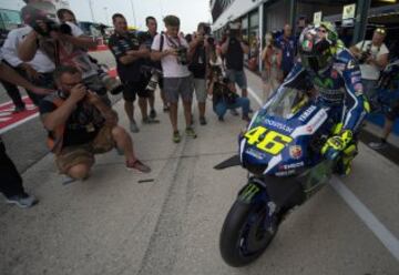 Valentino Rossi sale del box para comenzar la calificación.