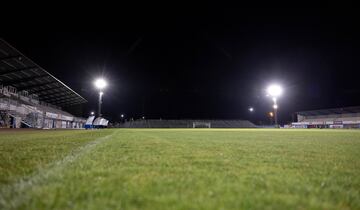 Césped del estadio Juan Carlos Higuero iluminado por los focos.