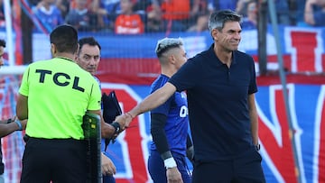 Futbol, Universidad de Chile vs Ñublense.
Fecha 30, campeonato Nacional 2023.
El entrenador de Universidad de Chile Mauricio Pellegrino se despide al final del partido de primera division contra Ñublense en el estadio Santa Laura.
Santiago, Chile.
09/12/2023
Marcelo Hernandez/Photosport
Football, Universidad de Chile vs Ñublense.
30nd turn, national Championship 2023.
Universidad de Chile’s head coach Mauricio Pellegrino leaves the pitch after the end game for the first division match agaInst Ñublense at the Santa Laura stadium.
Santiago, Chile.
09/12/2023
Marcelo Hernandez/Photosport