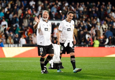 Rufete y Jorge López con el trofeo de la Liga tras finalizar el partido.