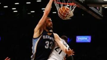 Marc Gasol machaca el aro de los Nets.
