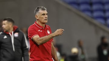 Mendilibar da ¨®rdenes a sus jugadores.