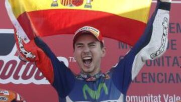 Campeón de MotoGP. Lorenzo, en el podio de Cheste, cuando se proclamó campeón del mundo.