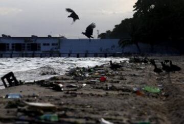 Este es el aspecto de la Bahía de Guanabara, a menos de 500 días de antelación de los JJOO de Río 2016. A pesar de millones de dólares de inversión en los últimos años, la bahía todavía apesta a aguas residuales.