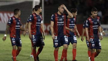 Técnico y jugador del Atlante salvan a hombre de morir ahogado