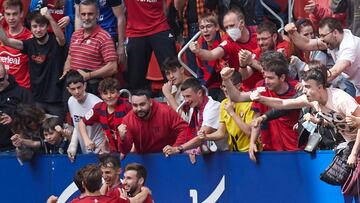 Los jugadores rojillos celebran un gol con su afición la temporada pasada.