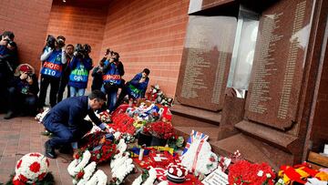 Bartomeu realizó la ofrenda floral por la tragedia de Hillsborough.