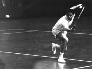 Desde 1961 a 1967 se mantuvo entre los diez mejores del tenis mundial, alcanzando el culmen de su carrera en 1966 al proclamarse número uno del mundo