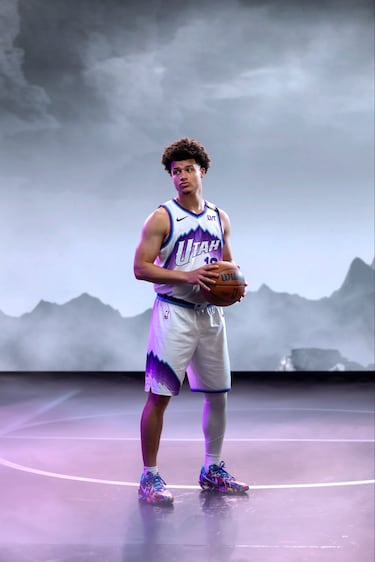 El uniforme Classic Edition de los Utah Jazz para 2025/26  recupera el icónico diseño de montañas en tonos púrpura, azul y blanco principalmente que el equipo usó en su era dorada con Karl Malone y John Stockton. Es un homenaje visual a las Finales de los 90 y al legado del baloncesto en Salt Lake City.