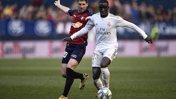 Mendy se anticipa a Brasanac en un lance del partido que Osasuna y Madrid jugaron en El Sadar.