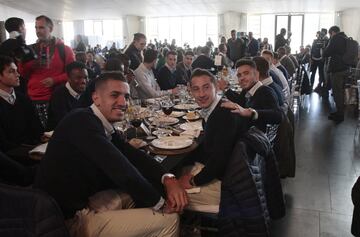 Comida de Navidad del Real Betis, Zouhair Feddal y José Andrés Guardado sonrientes en la mesa.  