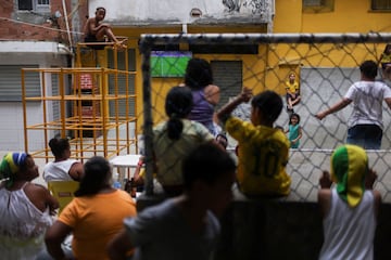 Un grupo de aficionados brasileños se las ingenia como puede para ver el partido que su selección disputó contra Camerún. Las difíciles condiciones en las que viven en el barrio marginal de Rocinha, en Río de Janeiro, no impiden que sus habitantes sean apasionados seguidores de la verdeamarelha.