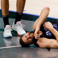 What injury does Maxi Kleber have and how long will the Mavericks player be out?