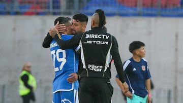 Futbol, Universidad de Chile vs Colo Colo.
Fecha 19, Campeonato Nacional 2024.
El jugador de Universidad de Chile Charles Aranguiz, izquierda, es fotografiado junto a Arturo Vidal y Mauricio Isla de Colo Colo durante el partido de primera division disputado en el estadio Nacional en Santiago, Chile.
10/08/2024
Jonnathan Oyarzun/Photosport
Football, Universidad de Chile vs Colo Colo.
19th turn, 2024 National Championship.
Universidad de Chile's player Charles Aranguiz, left, is pictured with Arturo Vidal and Mauricio Isla of Colo Colo during the first division match held at the Nacional stadium in Santiago, Chile.
10/08/2024
Jonnathan Oyarzun/Photosport