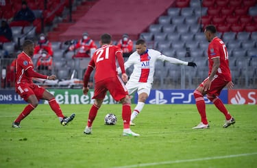 La única vez que el finalista se cobró la revancha. El Bayern de Flick ganó en Lisboa la Champions del confinamiento tras el histórico 2-8 al Barcelona en cuartos. El PSG, en su primera final, se quedó a las puertas. En los cuartos de la temporada siguiente se vengó. En la ida asaltó el Allianz (2-3) con un doblete de Mbappé y en la vuelta en el Parque de los Príncipes resistió con un 0-1 que les fue insuficiente a los alemanes por el mayor valor de los goles en campo contrario.
