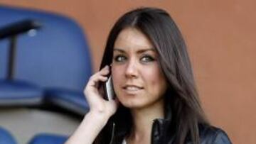 <b>Sólo para sus ojos.</b> Hay ojos que valdrían para iluminar un estadio, un centro comercial o un aeropuerto. Los de esta joven, sin ir más lejos. Se dejó ver en el Levante-Mallorca y allí se podrían haber ahorrado los focos, que estamos en crisis. En el campo empataron y en la grada ganó ella. Con miles de vatios de ventaja.