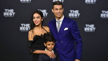 Cristiano Ronaldo con su hijo y su novia, Georgina Rodr&iacute;guez, en los Premios The Best de la FIFA