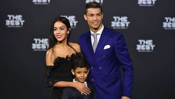 Cristiano Ronaldo con su hijo y su novia, Georgina Rodríguez, en los Premios The Best de la FIFA