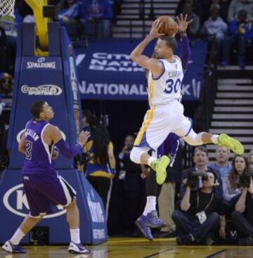 Stephen Curry (D) y Ray McCallum (I).