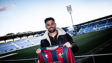 Moi Delgado posa con la camiseta del Huesca.