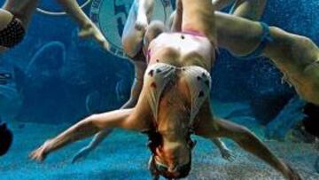 <b>SIRENAS OLÍMPICAS. </b>Ballet acuático en un acuario chino, con nadadoras junto a los cinco anillos.