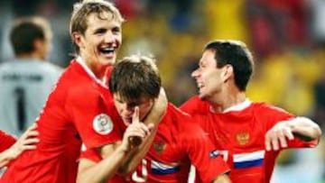 Arshavin y Pavlyuchenko celebran un gol en la Euro 2008.