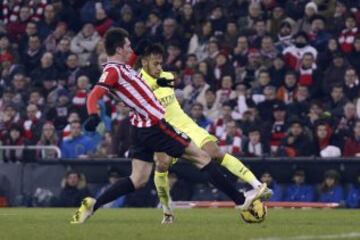 Neymar con el balón ante Laporte. 