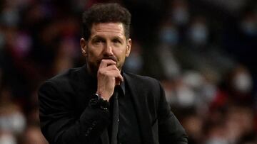 Simeone, pensativo durante el partido contra la Real Sociedad.