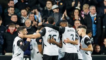 VALENCIA, 19/01/2025.- Los jugadores del Valencia celebran tras marcar ante la Real Sociedad, durante el partido de la jornada 20 de LaLiga EA Sports que Valencia CF y Real Sociedad disputan este domingo en el estadio de Mestalla. EFE/Ana Escobar