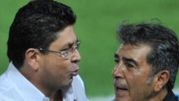 Fidel Kuri acompañado de Carlos Reinoso, estratega de los Tiburones Rojos.