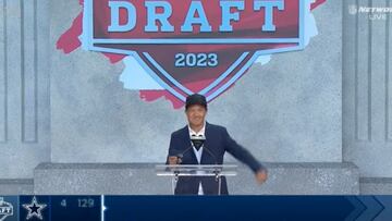 El exseleccionado mexicano apareció sorpresivamente para presentar al Pick de cuarta ronda para los Dallas Cowboys en este NFL Draft 2023.