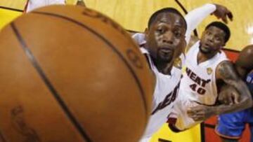 <b>ESPECTÁCULO. </b>Westbrook entra a canasta superando a Wade y en presencia de Haslem e Ibaka.