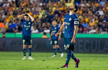 Henry Martin de America lamenta una jugada ante Tigres hoy, durante un partido correspondiente a la jornada 11 del Torneo clausura 2023, disputado en el estadio Universitario, en Monterrey.
