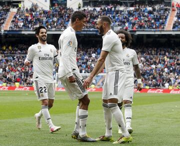 El jugador del Real Madrid Benzema celebra el 2-0 al Athletic Club con Isco, Varane y Marcelo. 