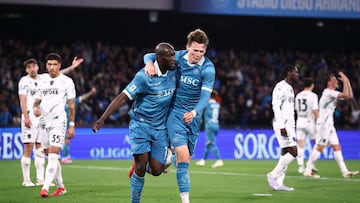 Romelu Lukaku celebra un gol con Scott McTominay.
